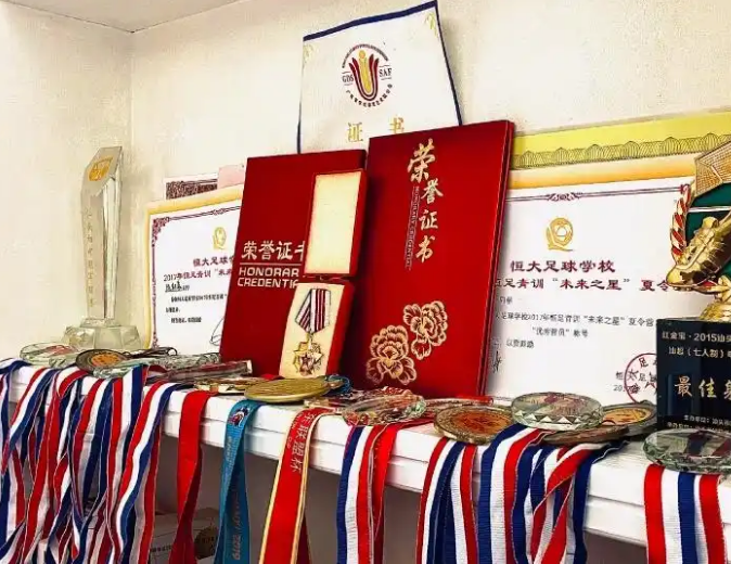 年决定回到, 不给你传球, 他参加了广